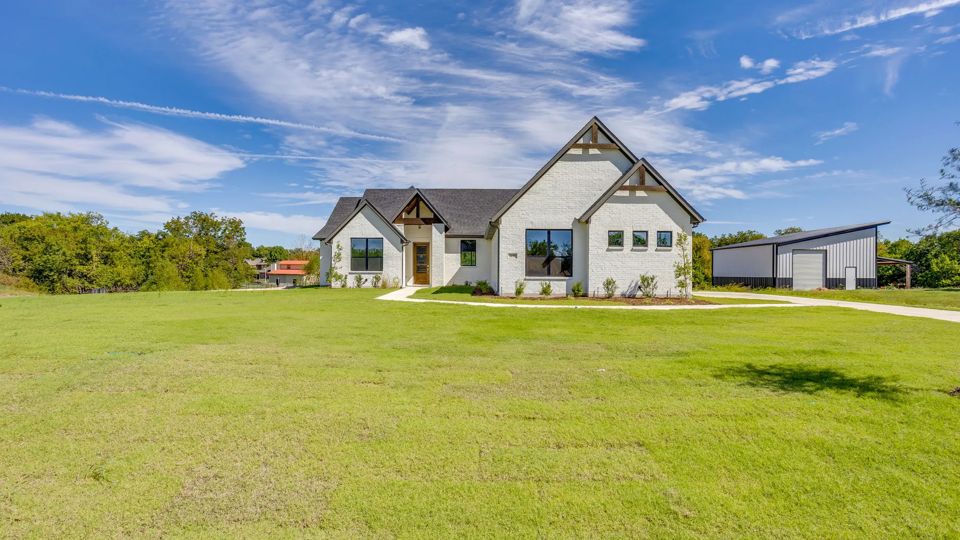 Exterior of 1090 Northern Way, Waxahachie, TX 75165